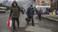 Orang-orang meninggalkan Kota Bucha dekat Kiev, Ukraina, 4 Maret 2022. (AP Photo/Oleksandr Ratushniak)