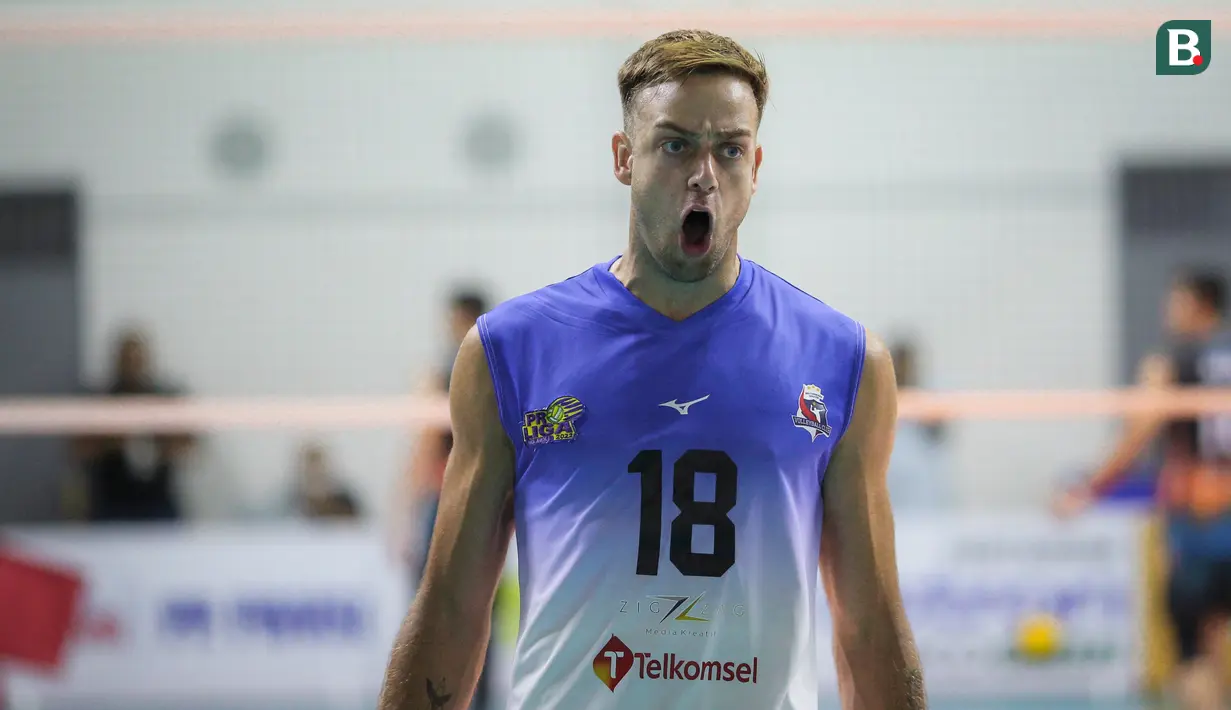 Pemain Surabaya Bhayangkara Samator, Tim Robert Taylor melakukan selebrasi usai mencetak skor saat laga lanjutan PLN Mobile Proliga 2022 melawan Jakarta BNI 46 di GOR Padepokan Voli Jenderal Polisi Kunarto, Bogor, Jumat (14/01/2022). (Bola.com/Bagaskara Lazuardi)