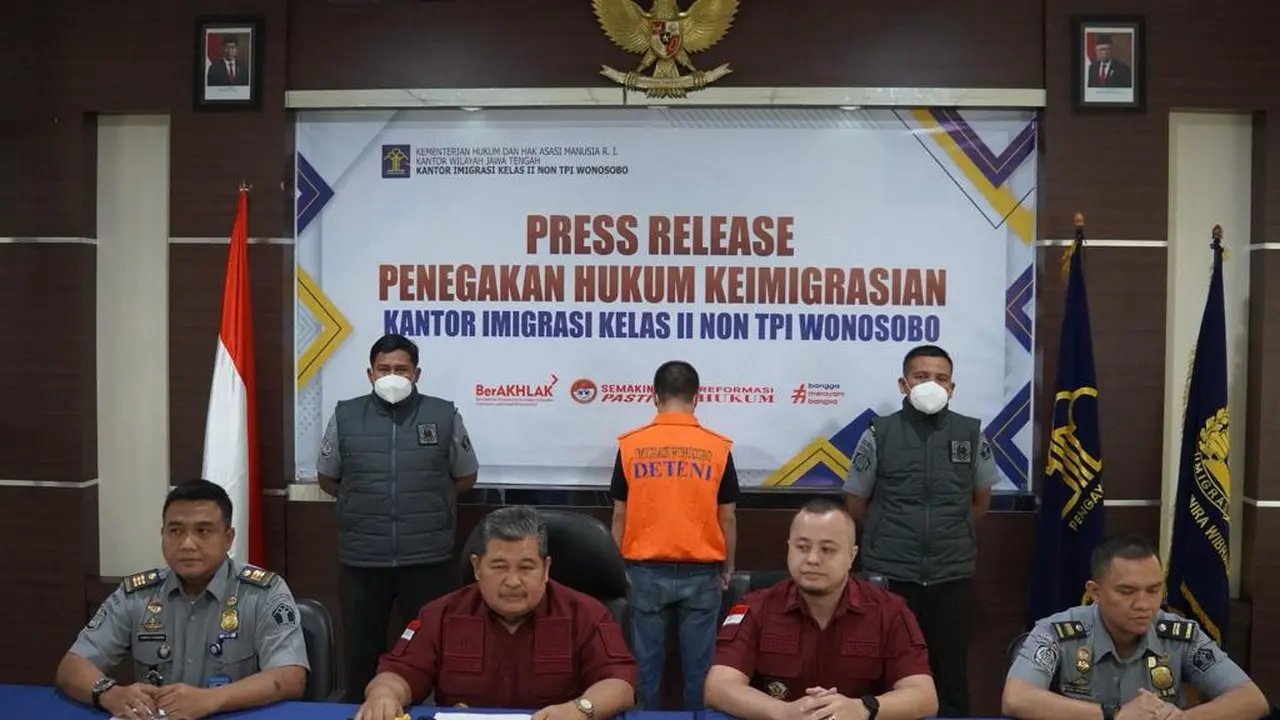 Kantor Imigrasi Kelas II Non TPI Wonosobo menangkap WNA Kamboja yang mengajukan Pasor RI dengan dokumen palsu. (Foto: Liputan6.com/Imigrasi Wonosobo)