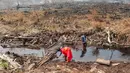 Pelajar bernama Rudiansyah dengan mengenakan kostum Superman membantu memadamkan kebakaran hutan dan lahan di Petuk Katimpun, Palangkaraya, Kalimantan Tengah, 17 Agustus 2026. (AFP/ Reina)