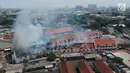 Foto udara menunjukkan kepulan asap masih terlihat dari kebakaran yang melanda Museum Bahari, Jakarta Utara, Selasa (16/1). Belum diketahui pasti penyebab kebakaran museum yang merupakan bangunan bekas peninggalan VOC itu. (Liputan6.com/Arya Manggala)
