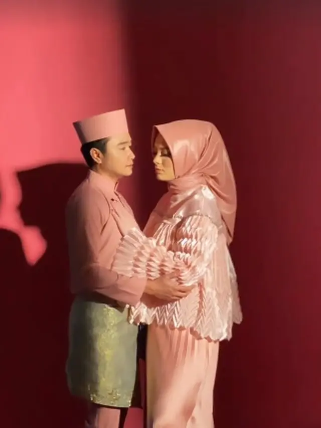 Kompak Pakai Baju Adat, Ini 7 Gaya Pemotretan Abash dan Jeje Bak Prewedding