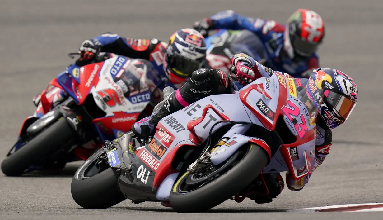 Enea Bastianini (23) melewati tikungan saat balapan MotoGP Amerika Serikat di Circuit of the Americas, Austin, Texas, Amerika Serikat, 10 April 2022. Enea Bastianini juara satu, Alex Rins juara dua, dan Jack Miller juara tiga. (AP Photo/Eric Gay)
