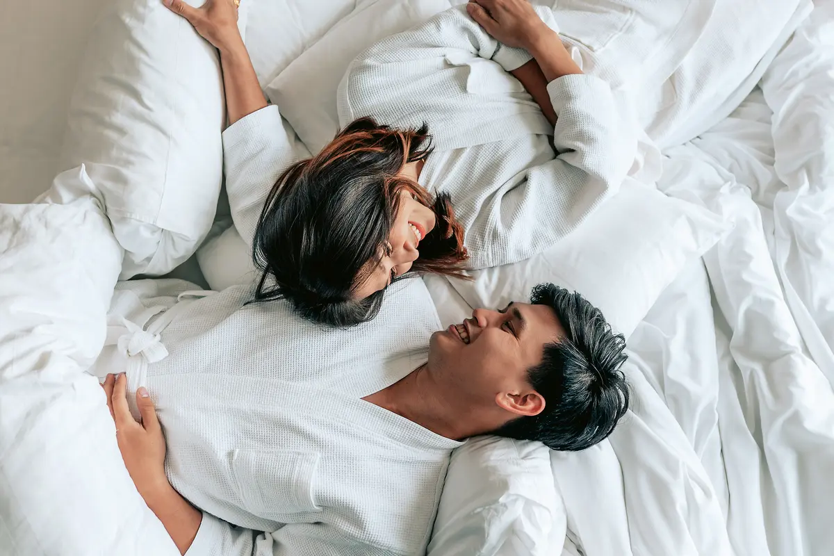 perempuan dan pasangan soulmate bersama