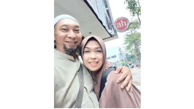 Koki senior ini juga sudah mempersunting seorang wanita cantik bernama Sherly Milana Daud pada September 2019 lalu.