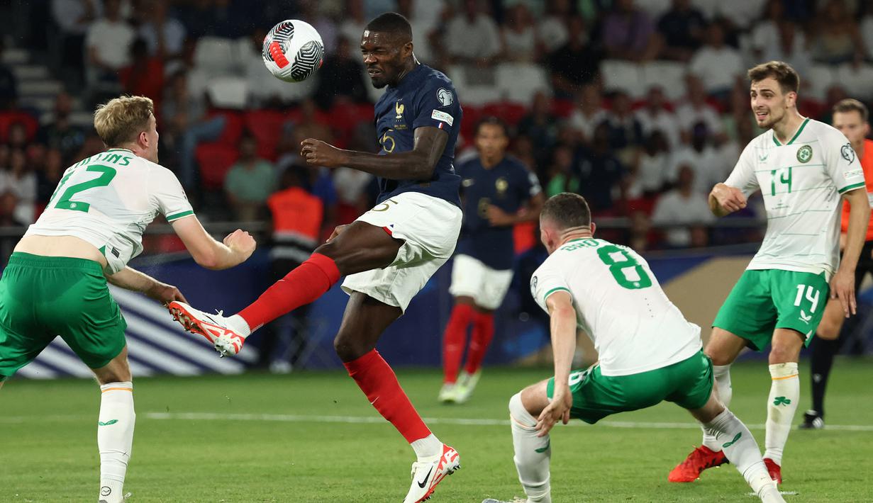 Striker Timnas Prancis, Marcus Thuram (tengah) menyundul bola di tengah para pemain Republik Irlandia pada laga Grup B Kualifikasi Euro 2024 di Parc des Princes Stadium, Paris, Jumat (8/9/2023) dini hari WIB. (AFP/Franck Fife)