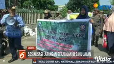 Sejumlah lapak PKL yang ditinggal pemiliknya pun langsung di angkut petugas.