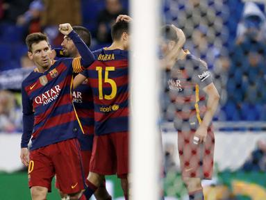 Lionel Messi merayakan gol bersama rekannya saat melawan RCD Espanyol pada laga Copa Del REy leg kedua babak 16 besar di Stadion Power8,  Cornella-El Prat, Barcelona, Spanyol,Kamis (14/1/2016) dini hari WIB.  (EPA/Alejandro Garcia)