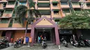 Aktivitas penghuni di Rumah Susun Sewa (Rusunawa) Cipinang Muara, Jakarta, Selasa (19/3). Pembatalan kenaikan sewa itu berlaku untuk rusunawa tipe blok atau yang terdiri kurang dari lima lantai. (merdeka.com/Iqbal S Nugroho)