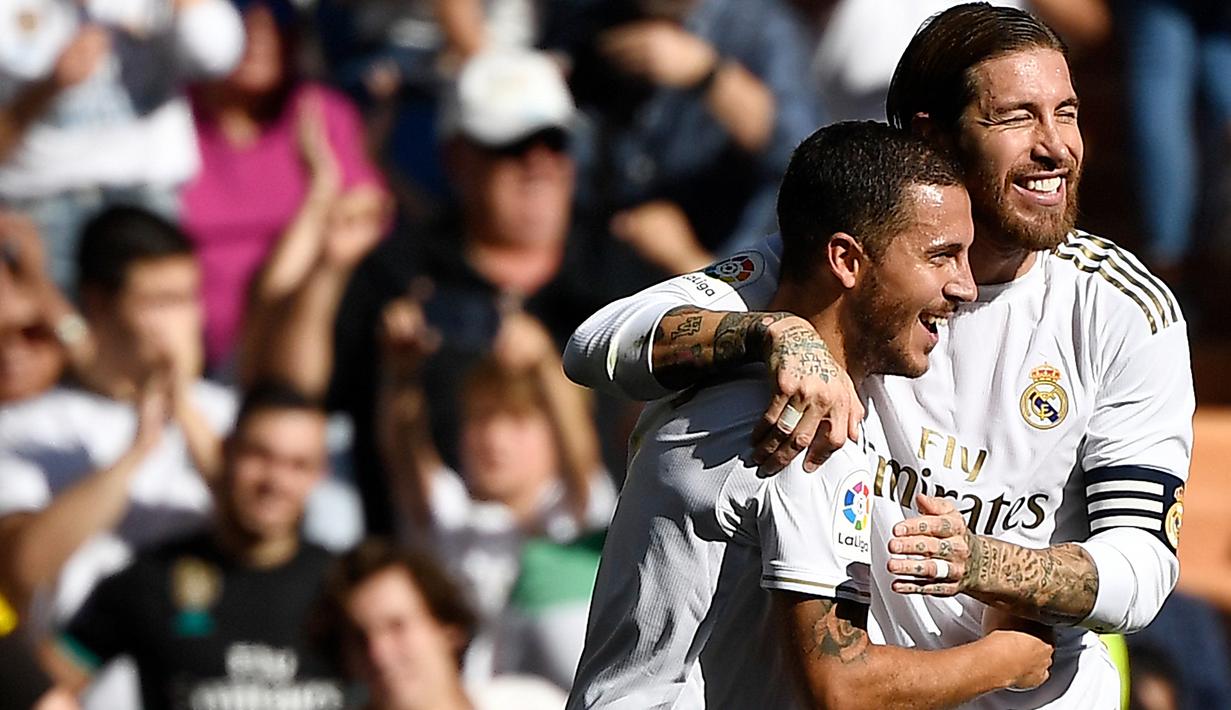 Gelandang Real Madrid, Eden Hazard, merayakan gol yang dicetaknya ke gawang Granada pada laga La Liga Spanyol di Stadion Santiago Bernabeu, Madrid, Sabtu (5/10). Madrid menang 4-2 atas Granada. (AFP/Pierre-Philippe Marcou)