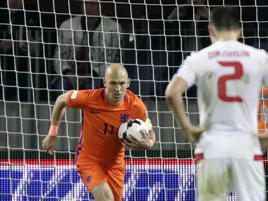 Gelandang Belanda, Arjen Robben, merayakan gol yang dicetaknya ke gawang Belarusia pada laga kualifikasi Piala Dunia 2018 di Stadion Borisov Arena, Borisov, Sabtu (7/10/2017). Belarusia kalah 1-3 dari Belanda. (AP/Sergei Grits)