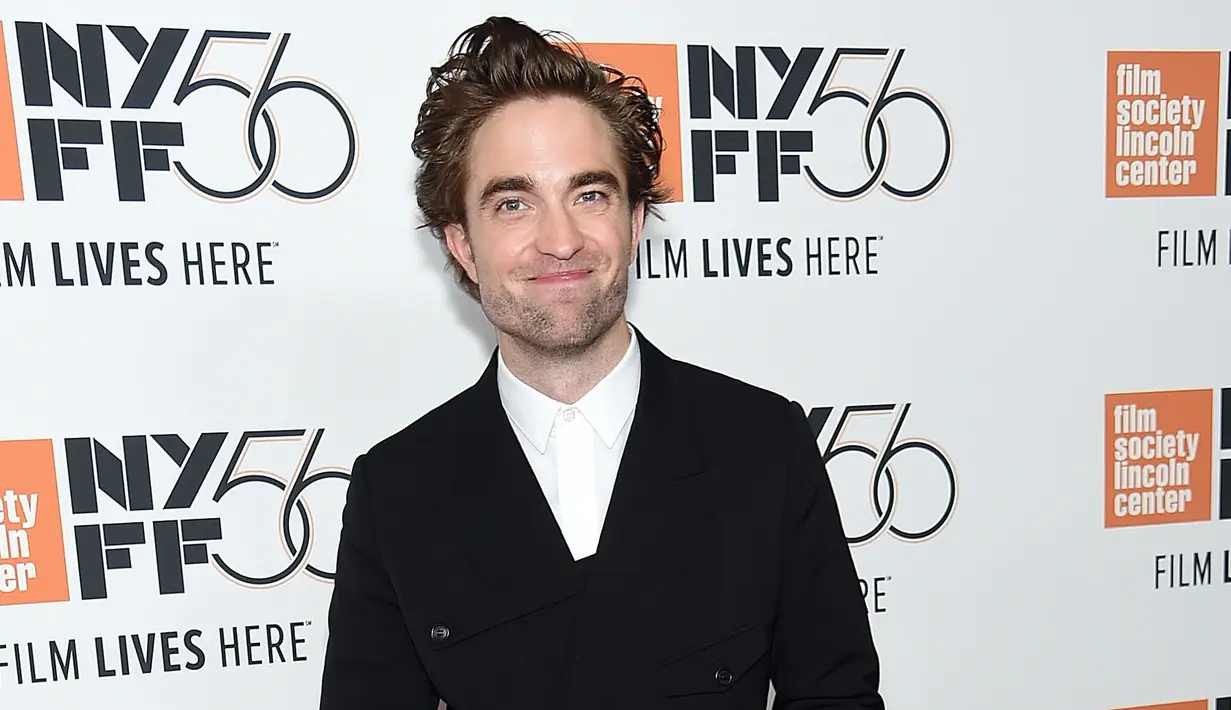 Robert Pattinson menghadiri premiere film HIGH LIFE dalam event New York Film Festival di New York City, Selasa (2/10). Robert Pattinson tampil nyentrik memakai jas yang dipadukan dengan celana pendek di atas red carpet. (Jamie McCarthy/Getty Images/AFP)
