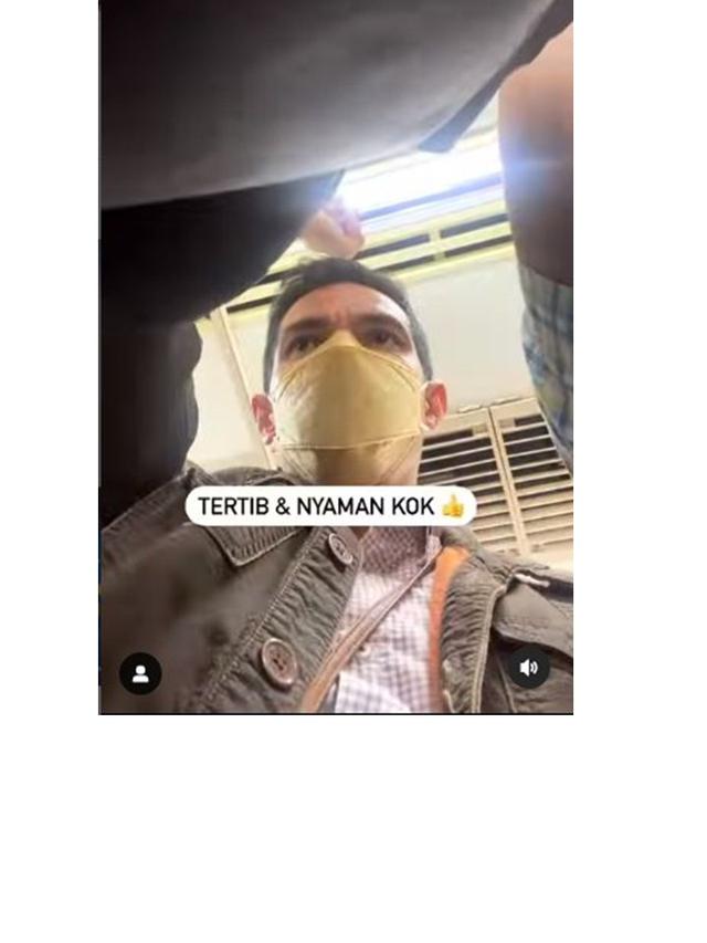8 Potret Adrian Maulana Berangkat Kerja Naik KRL, Rela Berdesak-desakan