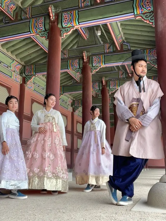 Potret Angga Wijaya Liburan Bareng Anak dan Istri di Korea, Penuh Cinta