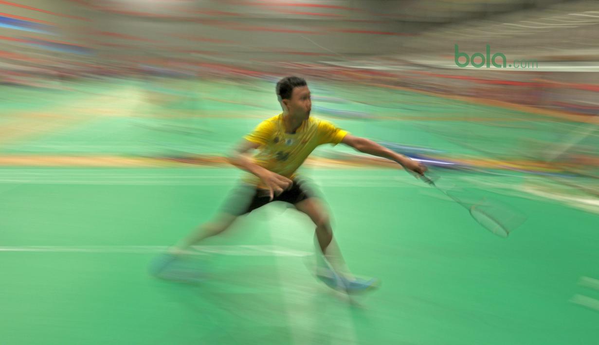 Seorang atlet putra PB Jaya Raya berlatih mengembalikan kok di GOR PB Jaya Raya, Pd. Sawah Indah, Sawah Lama (23/3/2018). PB Jaya Raya tengah menyiapkan diri untuk kejuaraan Junior Grand Prix 3-8 April 2018. (Bola.com/Nick Hanoatubun)