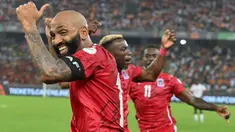 Piala Afrika 2023 yang berlangsung di Pantai Gading sejak 13 Januari 2024 telah memasuki babak 16 besar mulai 27 Januari. Dari 16 tim yang lolos ke babak 16 besar, 7 di antaranya memiliki kapten tim yang telah mencatatkan namanya di papan skor dengan menyumbang gol di fase grup. Hebatnya seorang di antaranya bahkan sukses menjadi top skor sementara turnamen. Berikut daftar ketujuh kapten tim tersebut. (AFP/Issouf Sanogo)