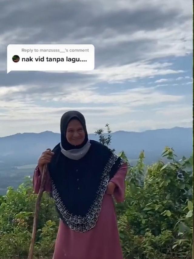 Hanya Pakai Sandal dan Gamis, Nenek 74 Tahun Ini Berhasil Mendaki ke Puncak Gunung. (Sumber: worldofbuzz)