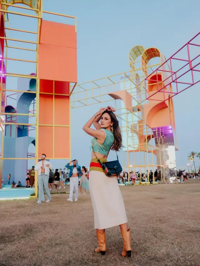 6 Gaya Luna Maya saat Nonton Festival Musik Coachella, Ekspresif Banget