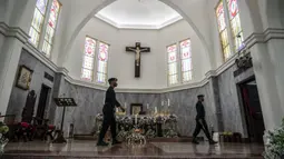 Polisi antiteror melakukan pemeriksaan keamanan di sebuah gereja di Surabaya, Jawa Timur, Sabtu (24/12/2022). Pengamanan dilakukan di sejumlah gereja di berbagai wilayah guna menciptakan rasa aman dan khidmat bagi warga yang akan melangsungkan ibadah malam Natal. (JUNI KRISWANTO/AFP)