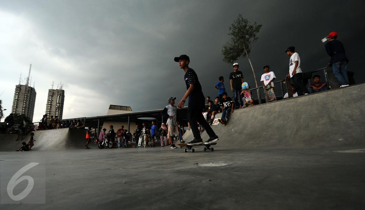 Seorang anak bermain papan luncur di areal RPTRA Kalijodo, Jakarta, Selasa (28/3). Sejumlah warga menghabiskan libur Hari Raya Nyepi dengan mengajak putera puterinya bermain di areal RPTRA Kalijodo. (Liputan6.com/Helmi Fithriansyah)