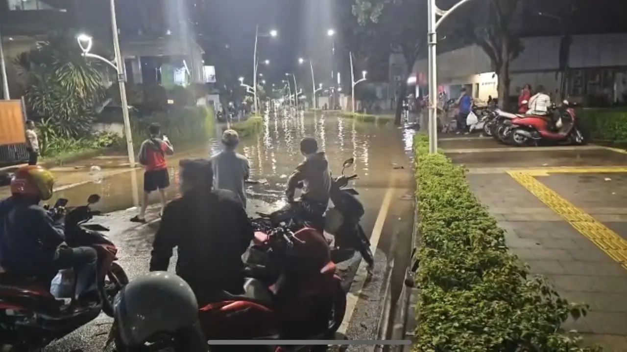 Jalan Kemang Raya, Jakarta Selatan, tergenang banjir pada Minggu malam (6/7/2025). Kendaraan pun tidak bisa melintas. (Istimewa)