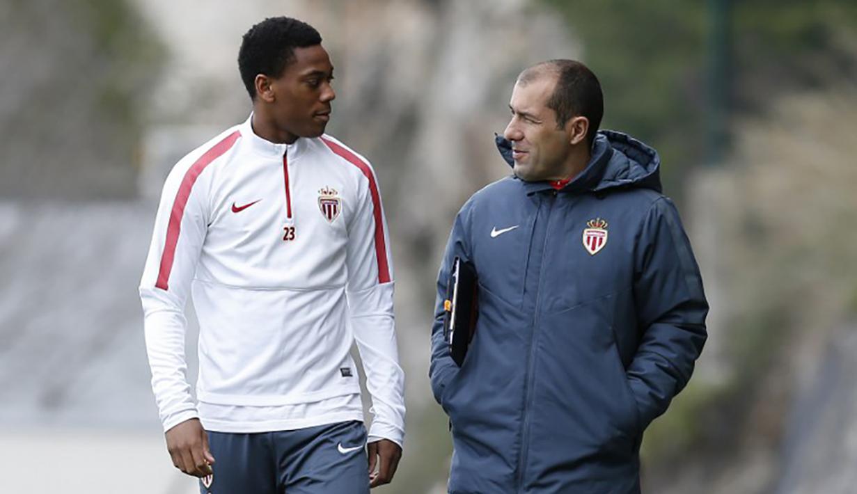 Anthony Martial berdiskusi dengan Pelatih Monaco, Leonardo Jardim saat latihan di La Turbie, Prancis, Senin (16/3/2015). Martial diyakini bisa mengikuti jejak Thierry Henry di Premier League. (AFP Photo/Valery Hache) 