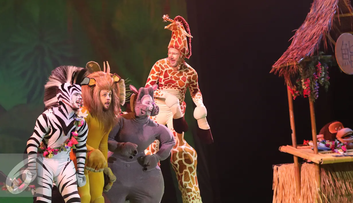 Tokoh Alex, Marty, Melman, dan Gloria  beraksi di  Pertunjukan drama musikal Madagascar Live! di ICE BSD, Serpong, Tangerang (5/5). Pertunjukkan ini menghadirkan cerita persahabatan yang dibawakan oleh beberapa hewan. (Liputan6.com/Herman Zakharia)