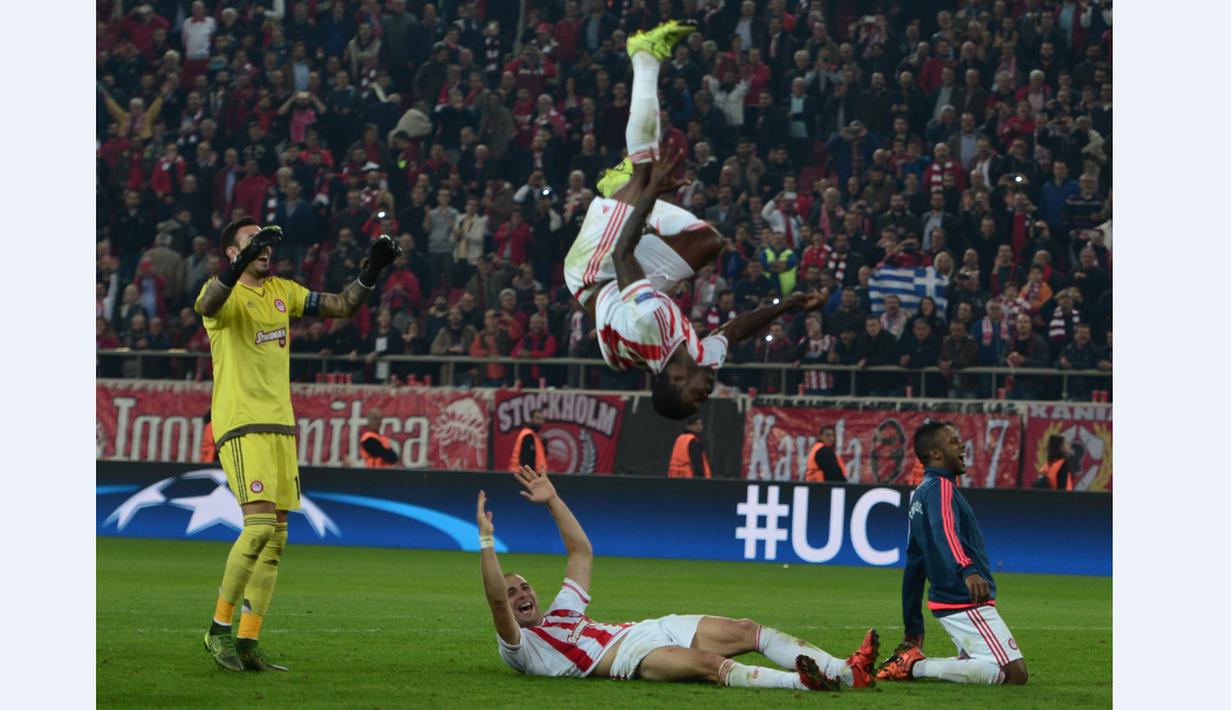 Pemain Olympiacos merayakan kemenangan atas Dinamo Zagreb dalam lanjutan Grup F Liga Champions di Stadion Georgios Karaiskakis, Athena, Yunani, Kamis (5/11/2015) dini hari WIB. (AFP Photo/Louisa Gouliamaki)