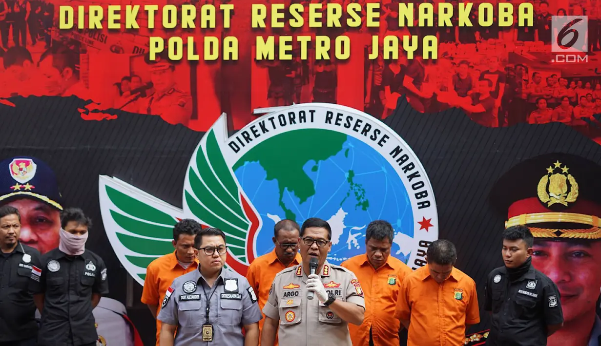 Kabid Humas Polda Metro Jaya Kombes Argo Yuwono (tengah) menunjukkan barang bukti beserta tersangka kasus tindak pidana narkotika jenis sabu di Polda Metro Jaya, Jakarta, Kamis (15/8/2019). Polisi menangkap tokoh pemuda Umar Kei beserta tiga orang lainnya. (Liputan6.com/Immanuel Antonius)