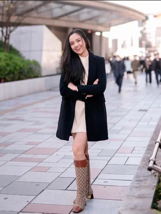 Harganya pun fantastis. Dilansir dari situs resmi Gucci, Women's GG knee-high boot itu ditaksir seharga USD1,750 atau sekitar Rp27,2 jutaan. @lyodraofficial.