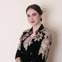 Arumi pun menambahkan aksesori anting keemasan minimalis untuk penampilannya tersebut. @hanzulmi