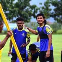 Ahmad Alfarizi (paling kanan) bersama para pemain Akedemi Arema dalam latihan tim senior. (Iwan Setiawan/Bola.com)