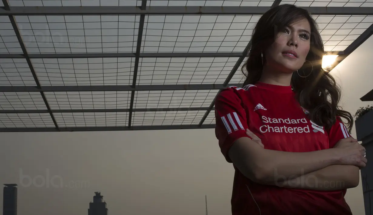 Andini Nurmalasari presenter cantik TV yang biasa membawakan acara Liga 1 Indonesia 2017. Fernando Torres adalah pemain yang membuat dirinya jatuh cinta pada Liverpool. (Bola.com/Peksi Cahyo)