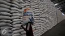Pekerja memanggul karung Beras milik Badan Urusan Logistik (Bulog) di Gudang Bulog kawasan Kelapa Gading, Jakarta Utara, Selasa (7/6). Bulog memiliki stok beras sebanyak 2,1 juta ton. (Liputan6.com/Johan Tallo)