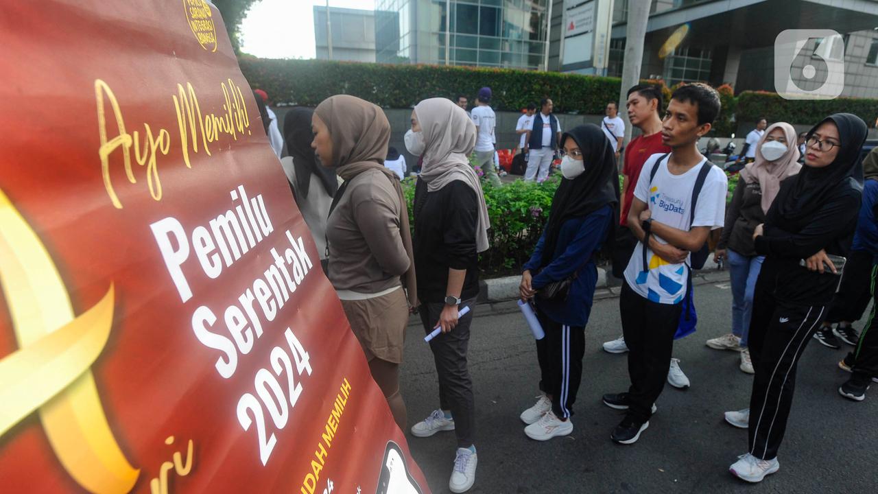 Antrian Warga yang Mengurus Pindah Lokasi TPS Pemilu 2024