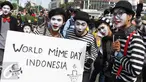 Komunitas Pantomim saat beraksi di CFD, Jakarta, Minggu (19/3). Aksi komunitas tersebut untuk memperingati World Mime Day 2017 yang jatuh setiap tanggal 22 Maret. (Liputan6.com/Angga Yuniar)