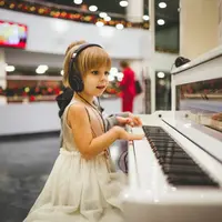 Tips untuk menstimulasikan kecerdasan otak anak yang pertama adalah kenalkan dengan musik (Foto: Unsplash.com/Arseny Togulev)