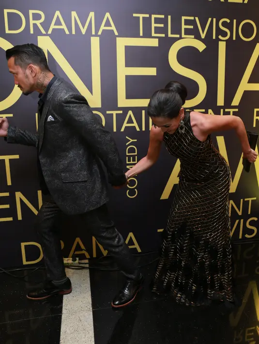 Tora Sudiro menemani istrinya Mieke Amalia hadir dalam acara ajang Penghargaan Indonesian television awards 2017. Pada penghargaan tersebut, Mike masuk nomonasi sebagai artis Populer. (Adrian Putra/Bintang.com)(Adrian Putra/Bintang.com)