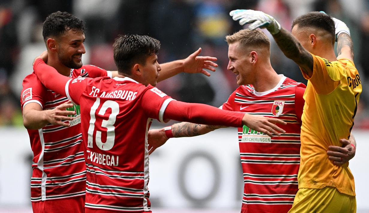 FC Augsburg. Hingga pekan ke-15 Liga Jerman 2022/2023, Bayern Munchen masih memimpin klasemen dengan 34 poin, hasil dari 10 kali menang, 4 kali imbang dan 1 kali kalah. Satu-satunya kekalahan Die Roten diderita dari FC Augsburg yang kini menghuni posisi ke-14 pada pekan ke-7 (17/9/2022). Saat itu FC Augsburg yang bertindak sebagai tuan rumah sukses mengalahkan Manuel Neuer dkk dengan skor 1-0 lewat satu-satunya gol Mergim Berisha. (AFP/Christof Stache)