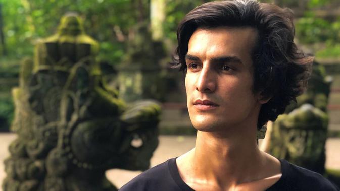 Tyrone saat ini tinggal di Bali, seperti adik keduanya, Fynn. Di akun Instagram pribadinya, ia sering terlihat berada di pulau dewata itu. (Liputan6.com/IG/@tyroneinlife)