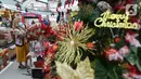 Pengunjung melihat pernak-pernik natal di atrium Lippo Mall Puri, Jakarta Barat, Sabtu (19/12/2020). Menyambut Hari Raya Natal dan Tahun Baru Lippo Mall Puri menampilkan dekorasi santa gift shop decoration dan santa home decoration. (Liputan6.com/Fery Pradolo)