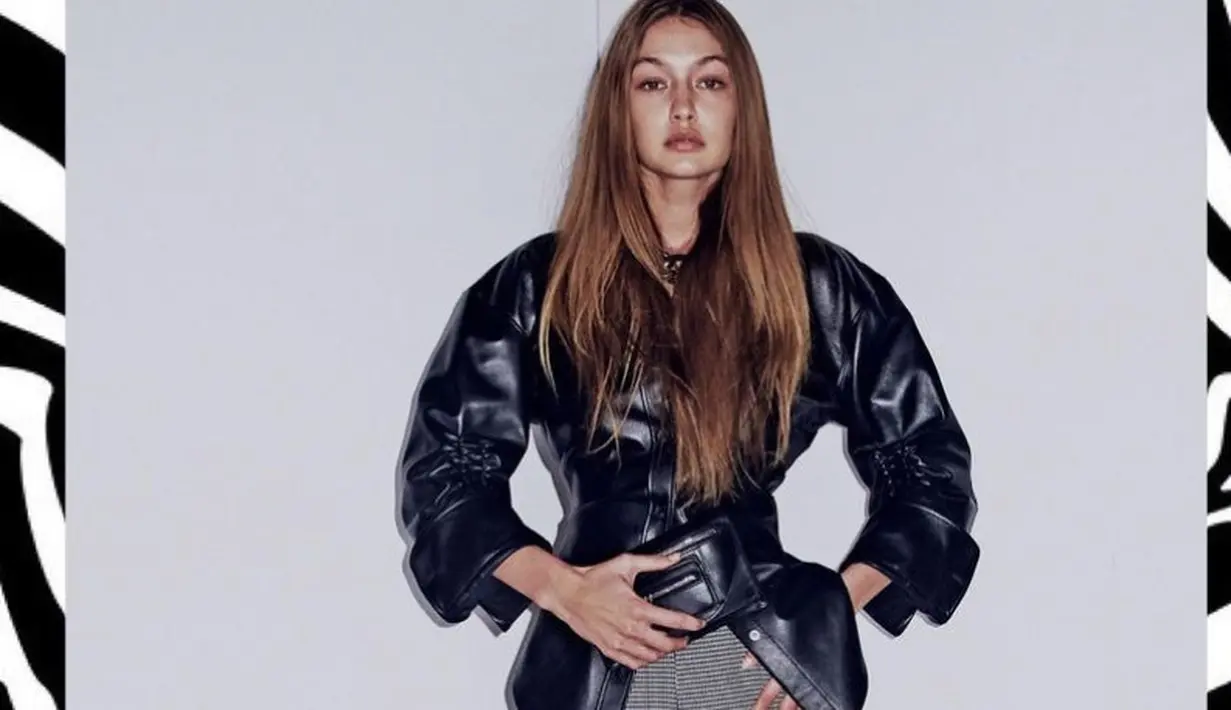 Gigi Hadid mengenakan jaket kulit yang dipadukan dengan loose pants bermotif gemoteris. Kombinasikan dengan sandal agar semakin stylish. (@gigihadid)