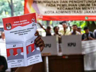 Petugas KPPS memperlihatkan contoh surat suara kepada pemilih saat simulasi pemungutan dan pencoblosan surat suara Pemilu 2019 di Taman Suropati, Jakarta, Rabu (10/4). Simulasi itu untuk meminimalisir kesalahan dan kekurangan saat pencoblosan pemilu pada 17 April nanti. (Liputan6.com/Johan Tallo)