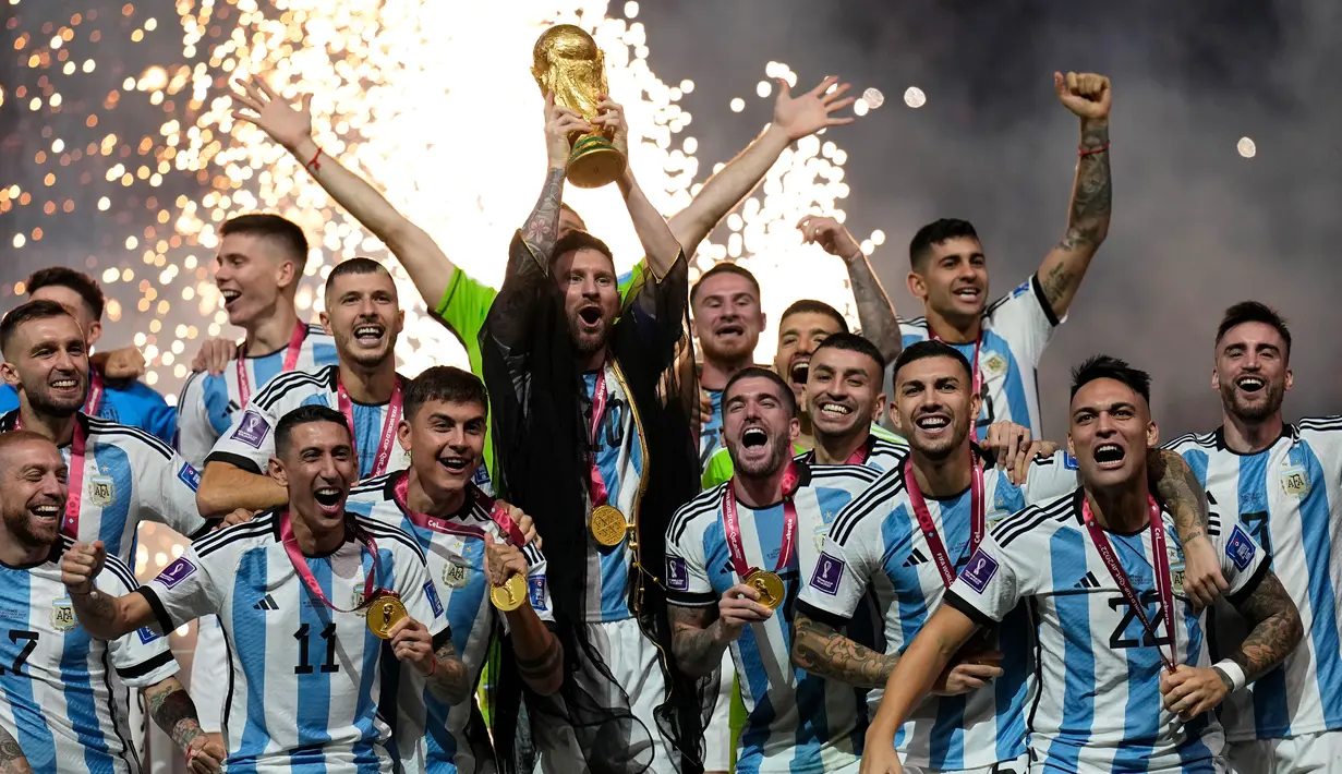 <p>Pemain Argentina Lionel Messi bersama rekan setimnya mengangkat trofi juara usai mengalahkan Prancis pada pertandingan sepak bola final Piala Dunia 2022 di Stadion Lusail, Lusail, Qatar, 18 Desember 2022. Argentina menang 4-2 dalam adu penalti setelah pertandingan berakhir imbang 3 -3. (AP Photo/Martin Meissner)</p>