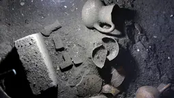 Peninggalan barang - barang yang ditemukan tur di reruntuhan pra Hispanik dari Zultepec - Tocoaque terletak di Mexico City, Meksiko, (18/11/2015). Para Arkeolog menemukan sebuah penemuan tentang peradaban suku Aztec. (REUTERS/Henry Romero)