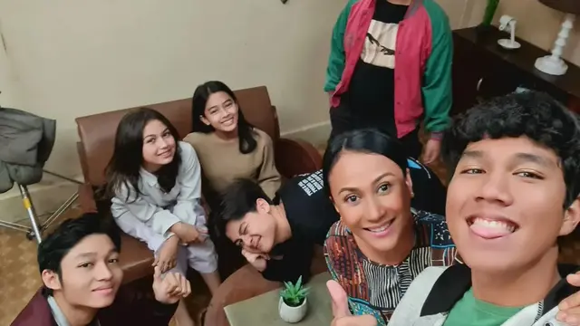 Kiesha Alvaro dan sejumlah pemain lama Dari Jendela SMP kembali syuting (Foto: Instagram/@riaprobo)