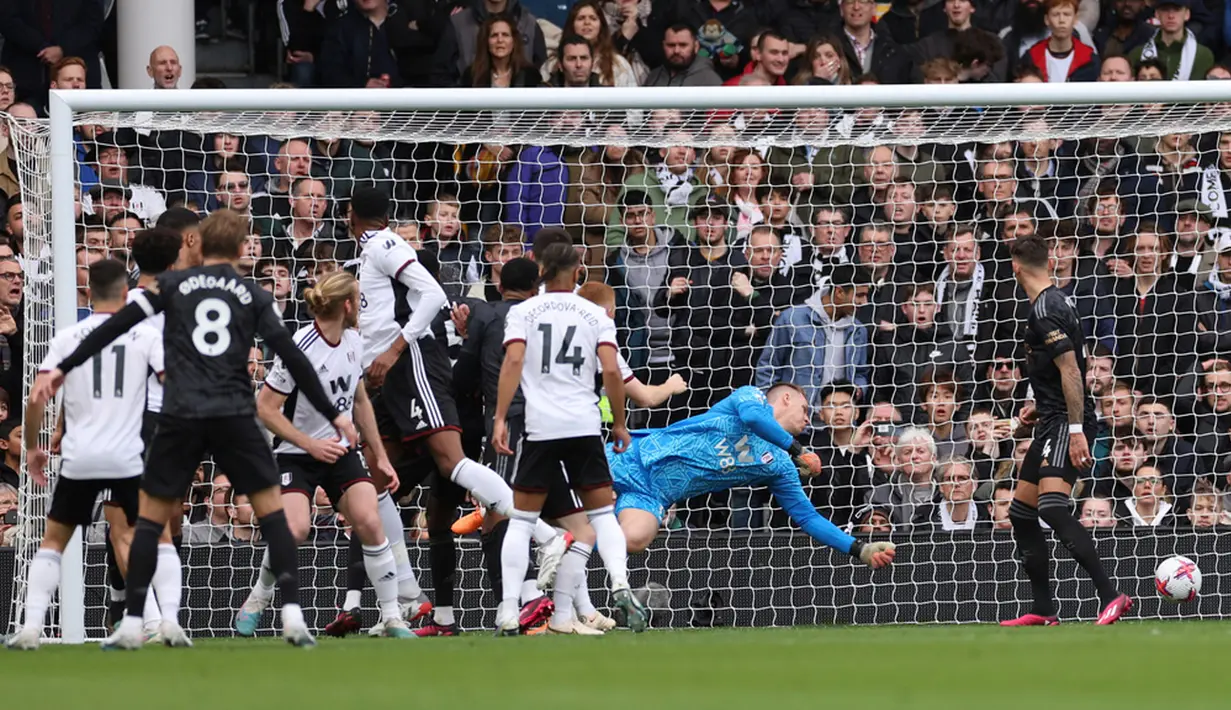 Pemain Arsenal Gabriel mencetak gol ke gawang Fulham pada pertandingan sepak bola Liga Inggris di Stadion Craven Cottage, London, 12 Maret 2023. Arsenal mengalahkan Fulham dengan skor 3-0. (AP Photo/Ian Walton)