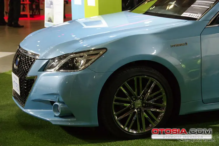 The Bright Green and Sky Blue Toyota Crown - Galeri Otosia.com