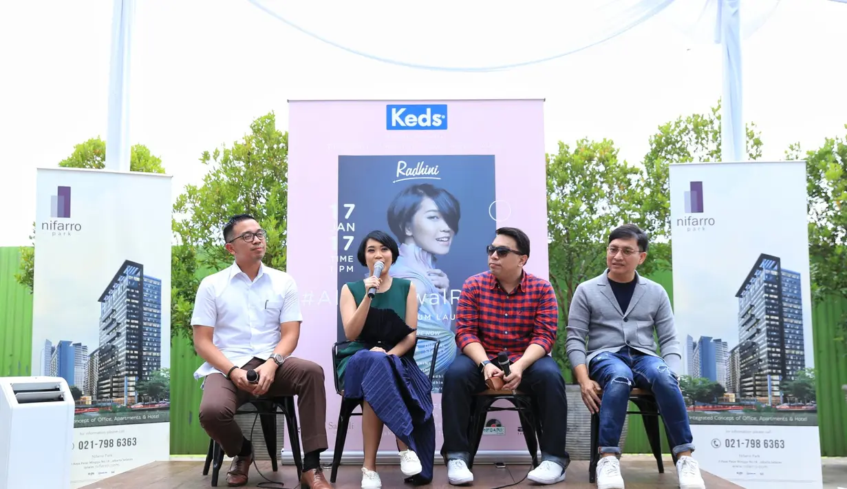 Beberapa musisi ternama digandeng untuk mendapatkan sesuatu yang berbeda dalam album perdananya. Menurut Yovie, Radhini memiliki karakter sendiri. Sembilan lagu masuk dalam album Awal. (Adrian Putra/Bintang.com)
