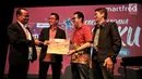 Deputy CEO Smartfren Djoko Tata Ibrahim didampingi jajaran direksi PT Smartfren Tbk. dan bintang tamu foto bersama saat peluncuran kartu perdana Bonus Kuota (Bosku) di Jakarta, Selasa (26/3). (merdeka.com/Iqbal S. Nugroho)